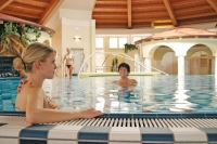 In Bad Hersfeld können Urlauber im warmen Wasser der Therme eintauchen und wohltuende Massagen, Bäder und Kosmetikanwendungen genießen.